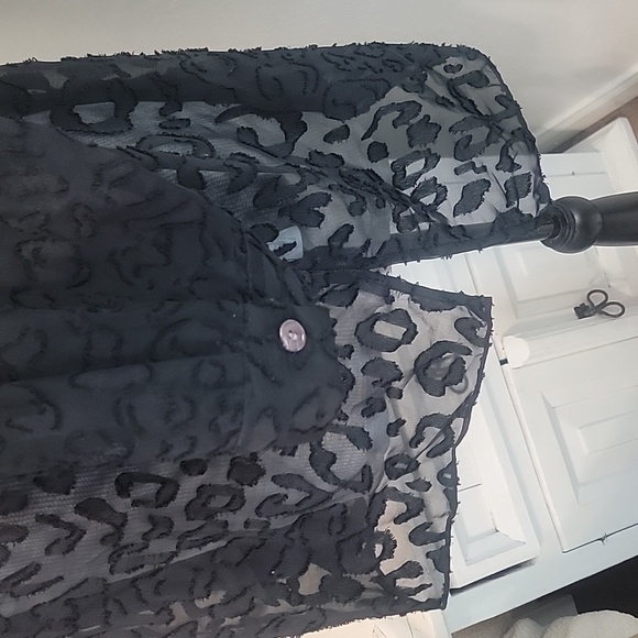 Vince Camuto Devore Leopard Blouse - Picture 4 of 8